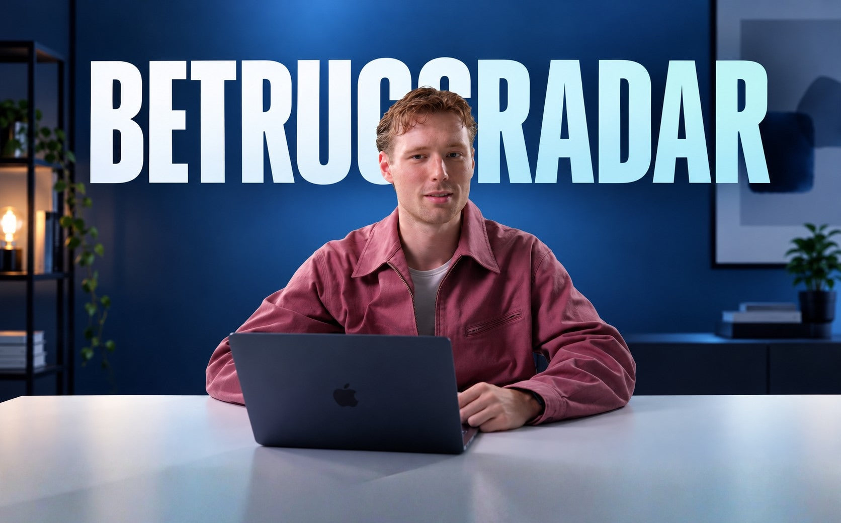 Aaron am Schreibtisch vor dem Betrugsradar-Schriftzug